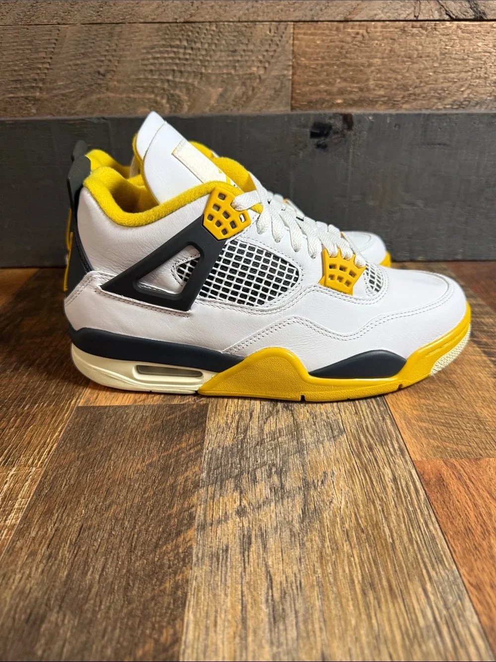 Nike Air Jordan 4 Retro Vivid Sulfur White Yellow Women’s 8.5 Men’s 7 DS
